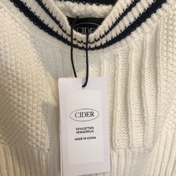 NWT CROP TOP - Picture 4 of 4